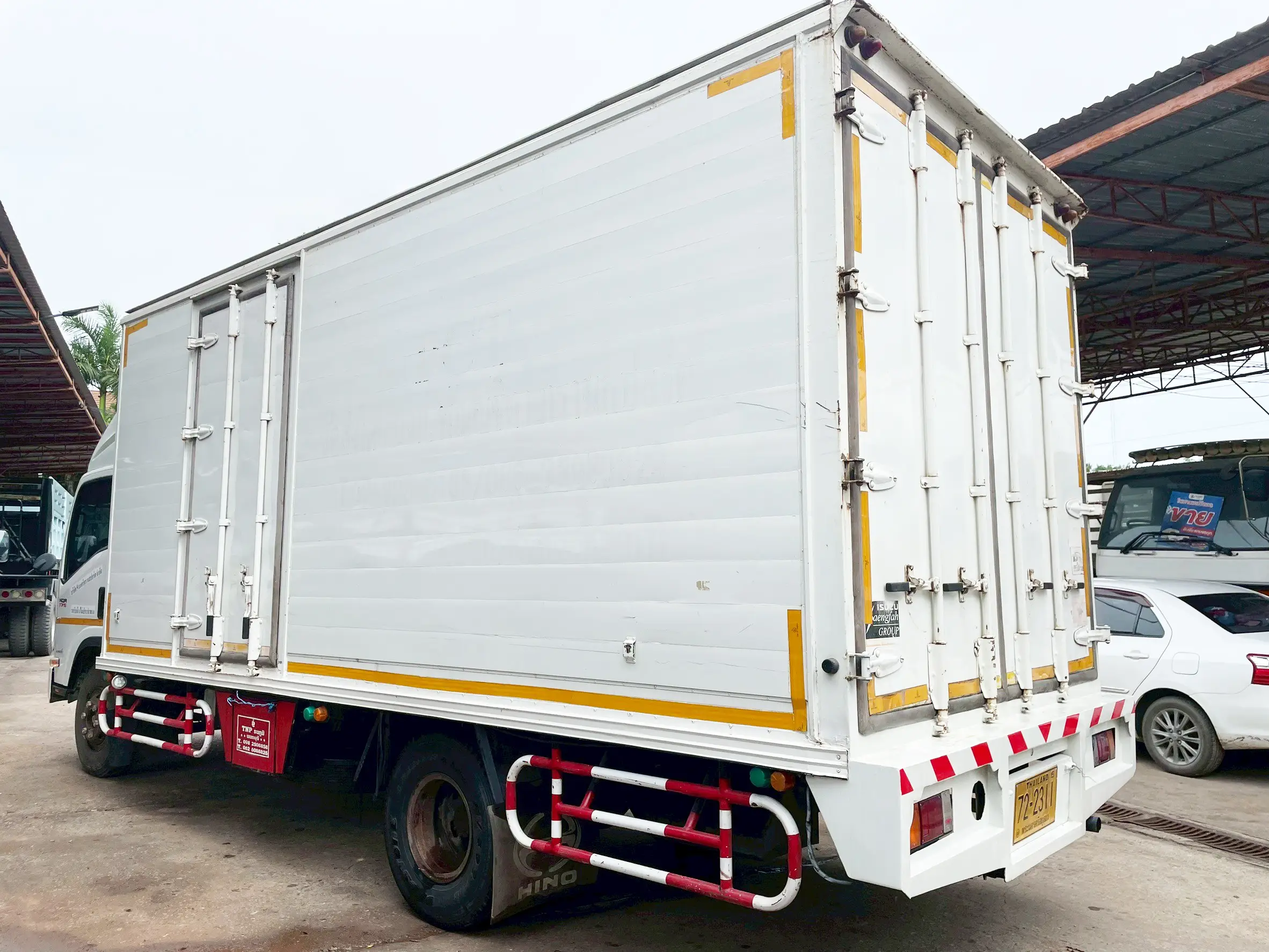 ISUZU NQR 75 175 แรง ปี 58 6 ล้อตู้ 3 บาน