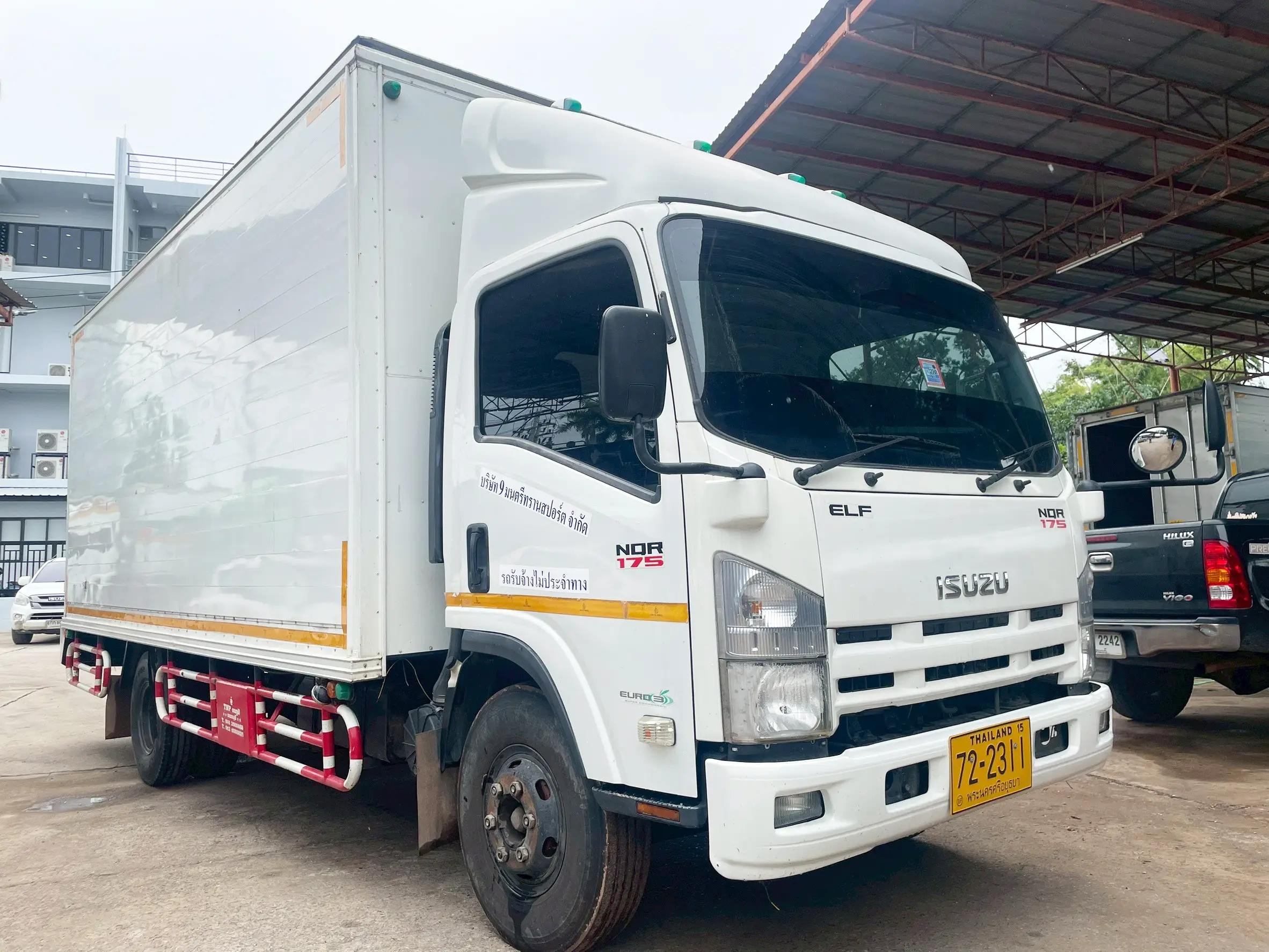 ISUZU NQR 75 175 แรง ปี 58 6 ล้อตู้ 3 บาน