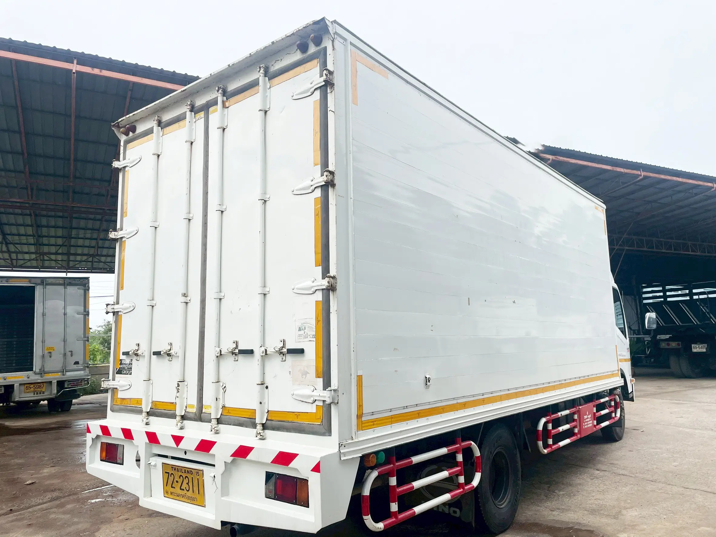 ISUZU NQR 75 175 แรง ปี 58 6 ล้อตู้ 3 บาน