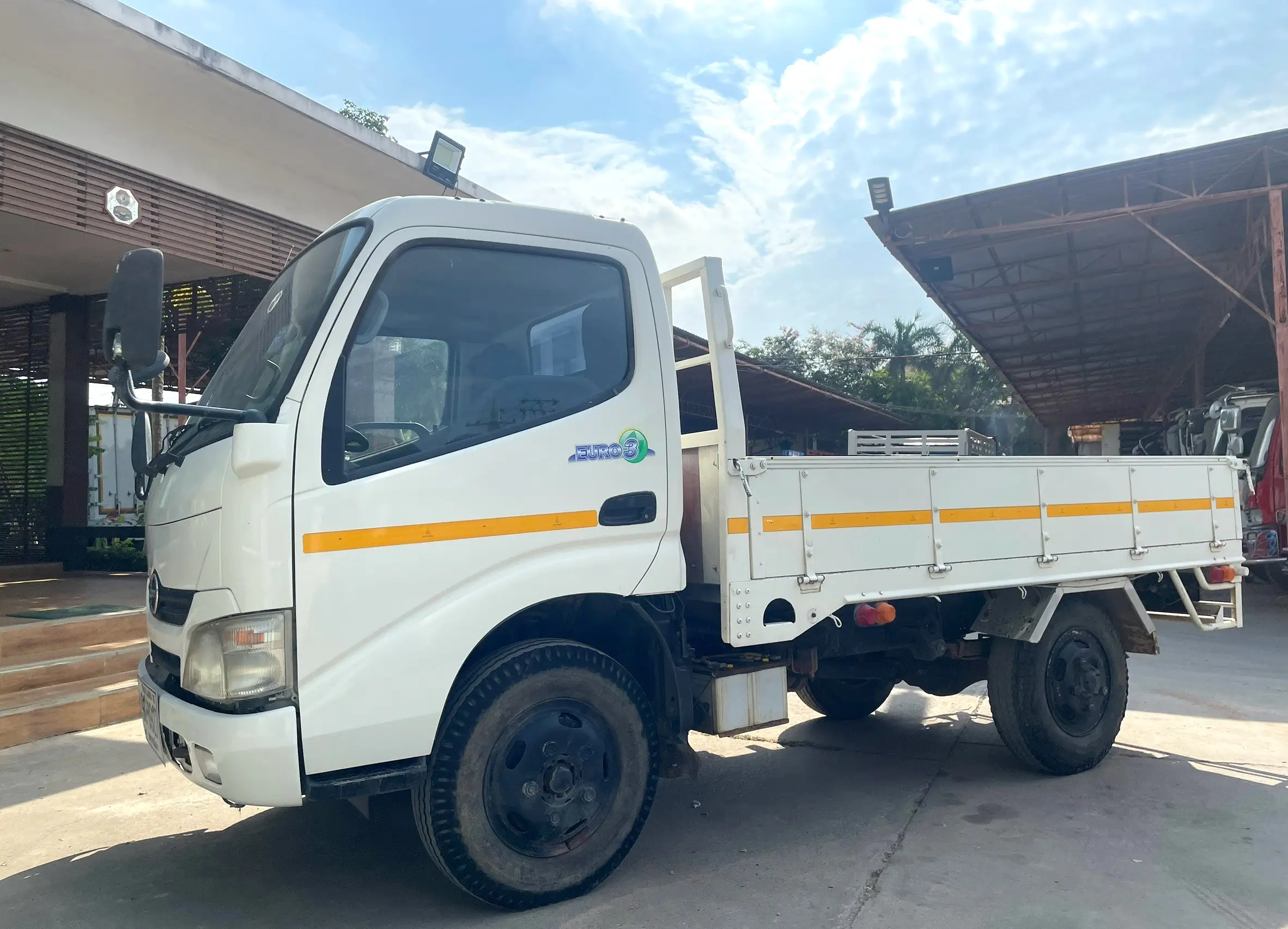 4 ล้อ เอนกประสงค์  HINO XZU 136 แรง ปี 57