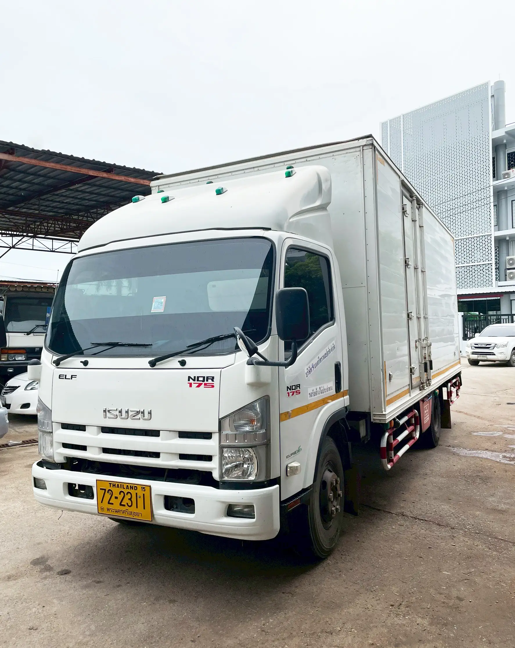 ISUZU NQR 75 175 แรง ปี 58 6 ล้อตู้ 3 บาน